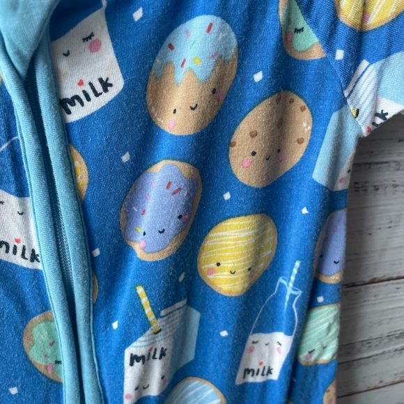 Little Sleepies // Bamboo Blue Cookie and Milk Print Baby Romper Shorty Zippy - Picture 3 of 7